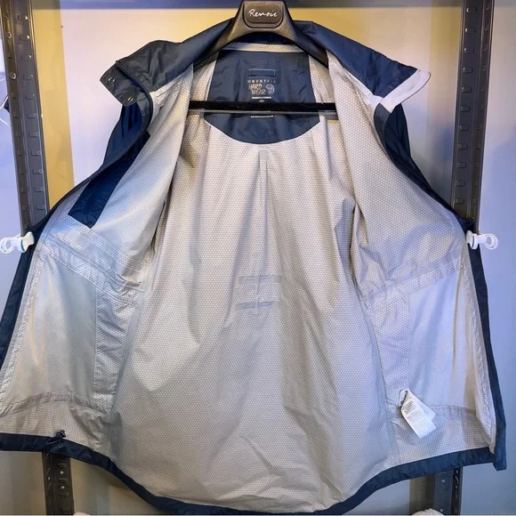 Mountain Hardware 3/4 rain jacket in super condition!!!! - Picture 5 of 15